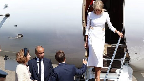 Crise conjugal? Esposa de Macron o deixa 'no vácuo' ao sair de avião (VÍDEO)