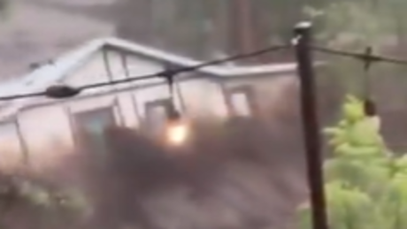 VÍDEO: Momento em que uma casa inteira é levada por uma enchente