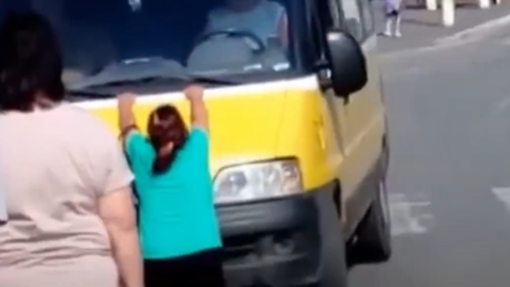 Mãe morre tentando salvar filho de recrutadores na Ucrânia (VÍDEO)