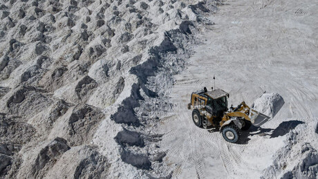 China reinventa estratégia: compras de minas no exterior disparam em meio a restrições ocidentais