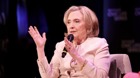 Hillary Clinton chama Bolsonaro de 'amigo corrupto' de Trump e diz que tarifa visa protegê-lo