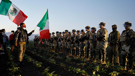 Trump turbina aparato migratório e transforma ICE na polícia com maior financiamento dos EUA