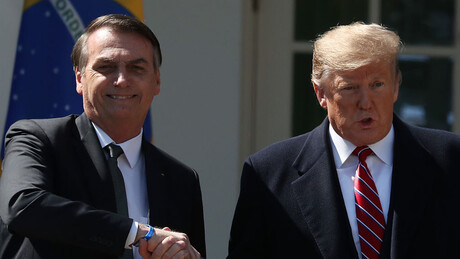 Bolsonaro se declara 'apaixonado por Trump' e diz que Lula busca caos ao se aproximar do BRICS