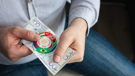 BRICS visam sistema monetário para o abandono gradual do dólar em transações internacionais