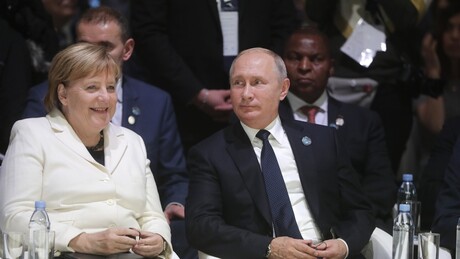 Carlson à imprensa alemã: 'Vocês deveriam estar bravos com seus próprios líderes', não com Putin