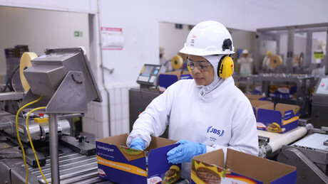 JBS economiza bilhões em impostos enquanto lucra com isenções do governo federal