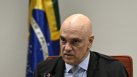 Moraes reforça veto ao uso de redes por Bolsonaro e alerta para risco de prisão