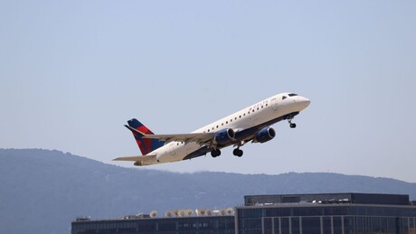 Embraer resiste às tarifas de Trump com valor recorde de R$ 165,4 bi em pedidos no 2º trimestre