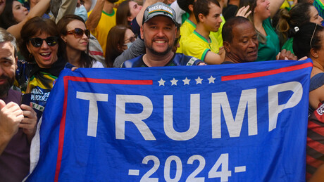 Oposição protesta com bandeira de Trump na Câmara de Deputados após proibição de Motta