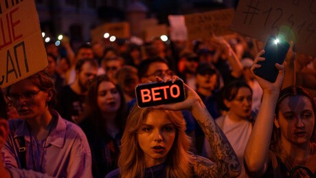 Protestos contra Zelensky tomam as ruas da Ucrânia