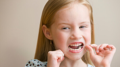 Cientistas criam fio dental que funciona como vacina sem agulhas