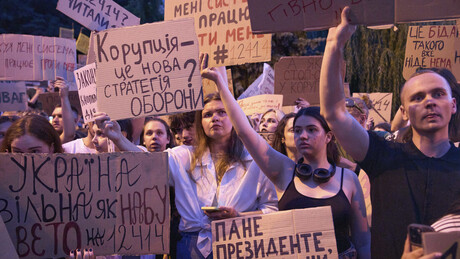 Ucranianos voltam a protestar contra lei de Zelensky que enfraquece órgãos anticorrupção