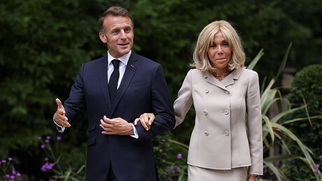 Casal Macron processa influenciadora americana por alegar que primeira-dama nasceu homem