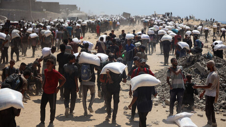 Multidão faminta se aglomera em Gaza para receber ajuda humanitária (VÍDEOS)