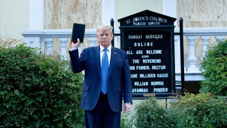 Trump acusa governo anterior de 'perseguir cristãos' e defende liberdade de fé no serviço público