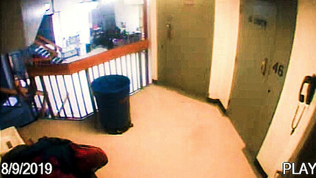 FBI teria encontrado trecho que faltava no último vídeo de Epstein