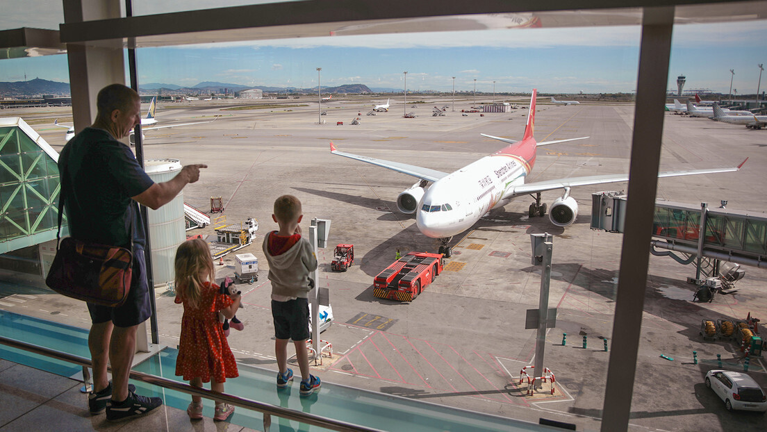 Pais preferem abandonar filho de 10 anos no aeroporto em vez de perder viagem em família