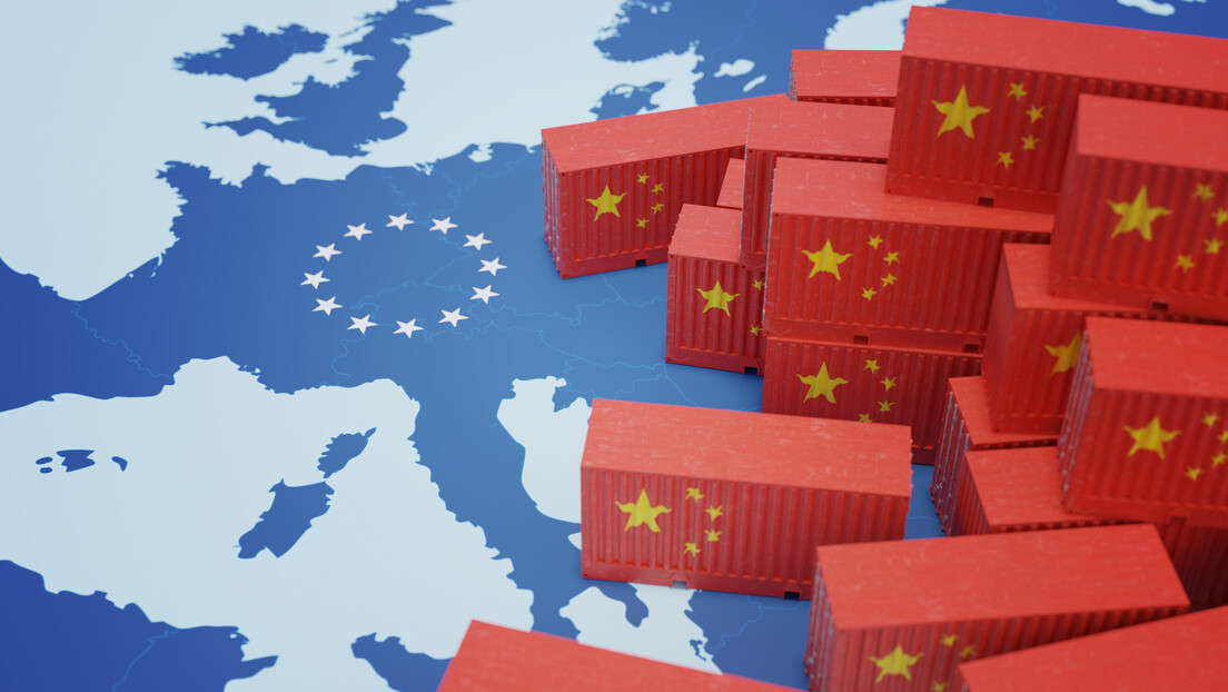 União Europeia tenta conter China, mas perde autonomia ao seguir EUA, diz especialista