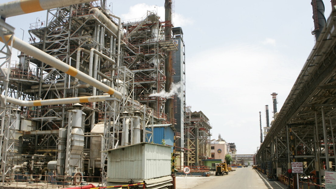 Ameaças dos EUA falham: petróleo russo se mantém forte no mercado indiano