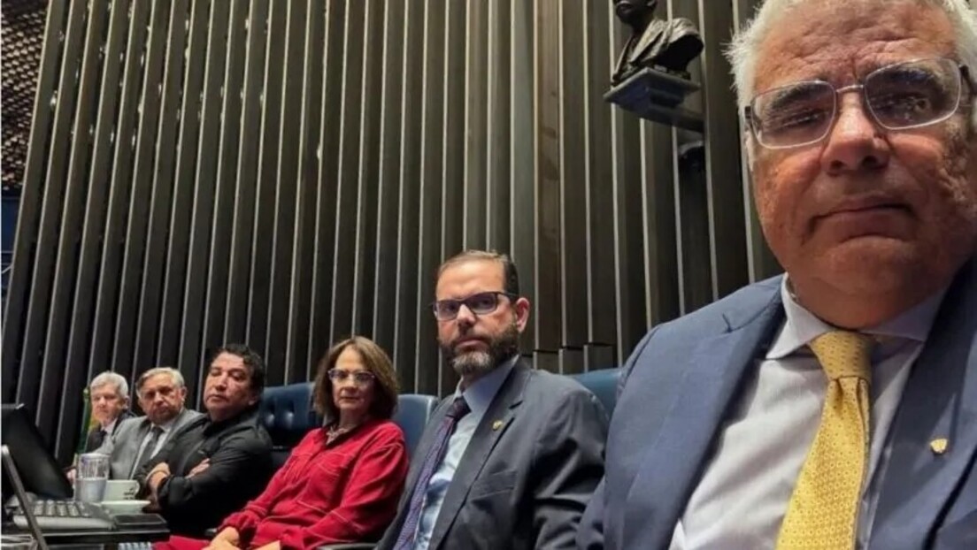 Bolsonaristas ocupam Mesa do Senado e prometem não sair