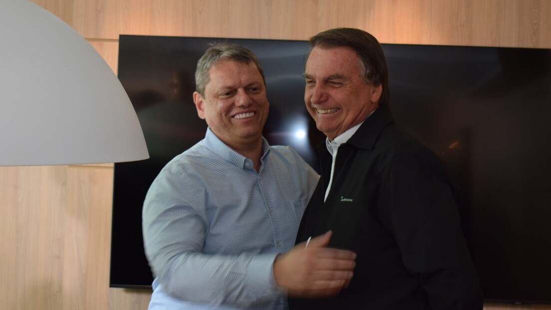 Tarcísio visita Bolsonaro em prisão domiciliar após autorização de Moraes