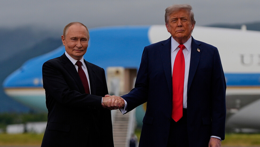 Putin e Trump concluem reunião em formato reduzido