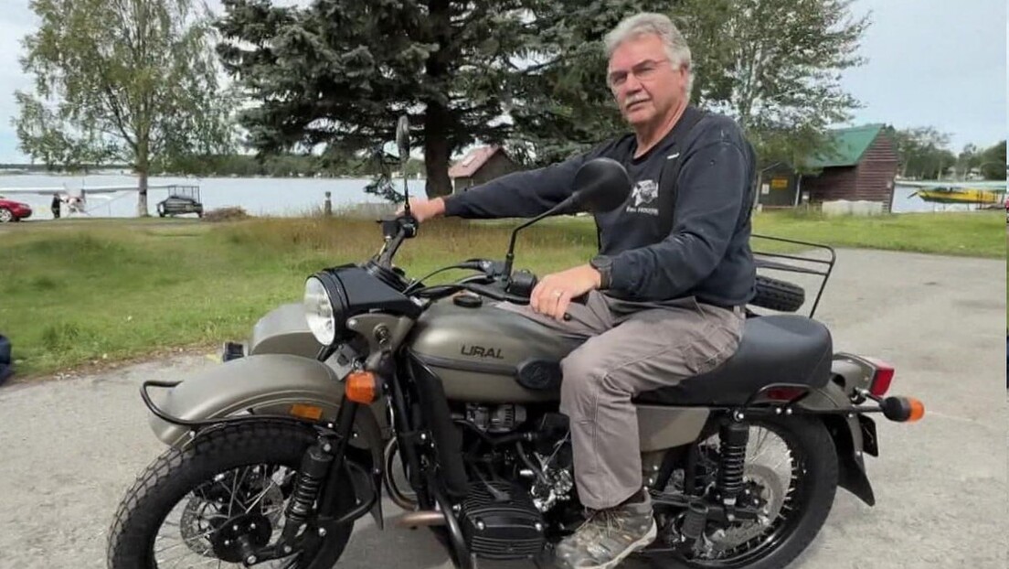 Putin presenteia morador do Alasca com lendária motocicleta soviética