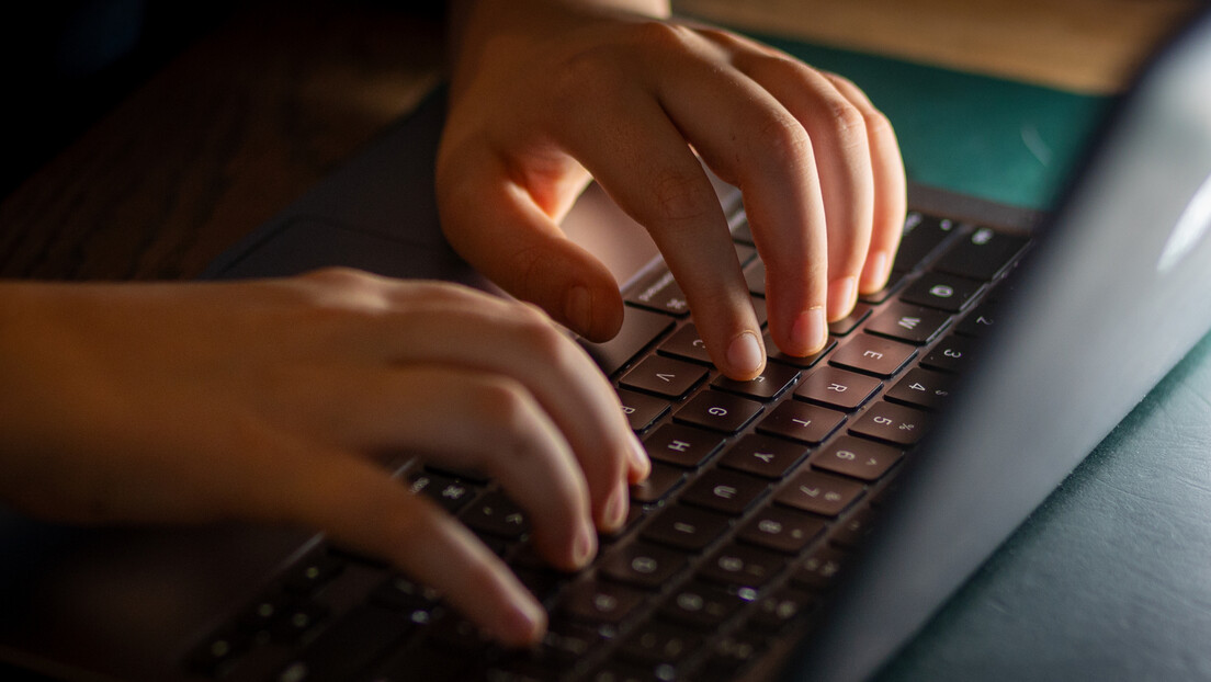 Brasil aciona Meta por robôs que promovem erotização infantil