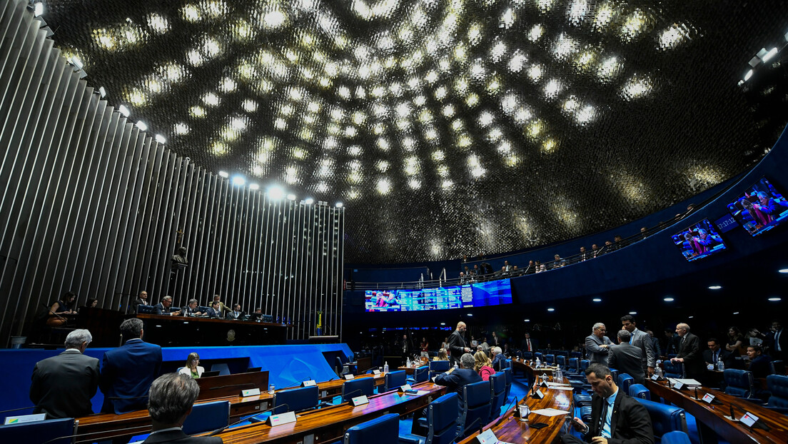 Senado aprova projeto contra adultização de crianças nas redes sociais