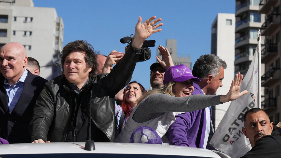 Milei é retirado de evento após caravana ser atacada