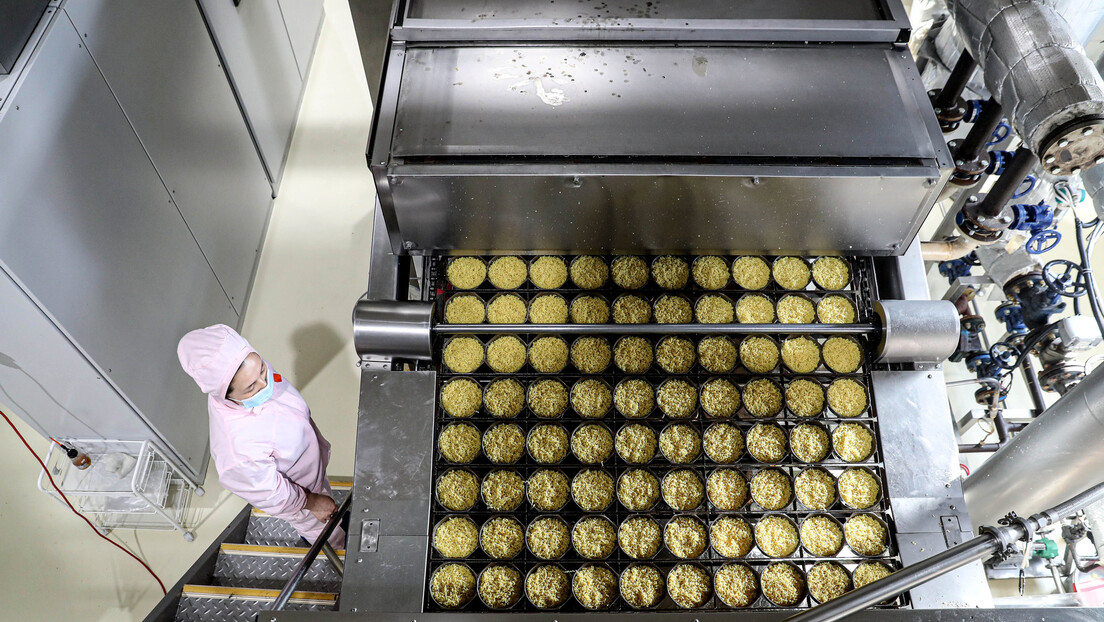 Adolescente morre após consumir 3 pacotes de miojo cru