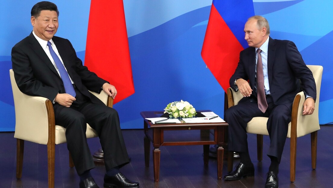 Putin enaltece parceria com a China e acusa Europa de ignorar lições históricas