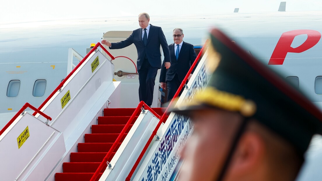 Tapete vermelho e guarda de honra: Vladimir Putin chega à China para visita 'sem precedentes'