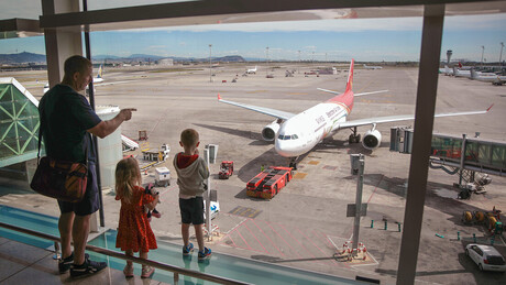 Pais preferem abandonar filho de 10 anos no aeroporto em vez de perder viagem em família