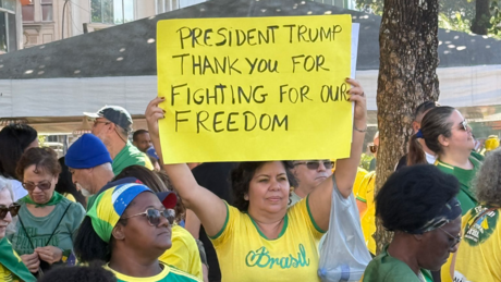Cartazes em inglês e agradecimentos a Trump marcam protestos em apoio a Bolsonaro