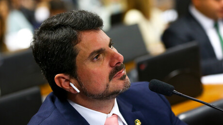 Senador Marcos do Val recebe tornozeleira eletrônica por ordem do STF