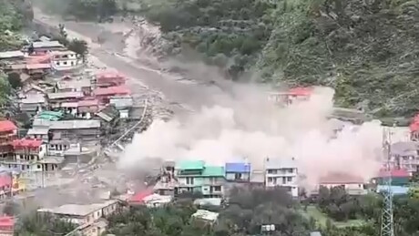 VÍDEO: Deslizamento assustador destrói cidade inteira na Índia