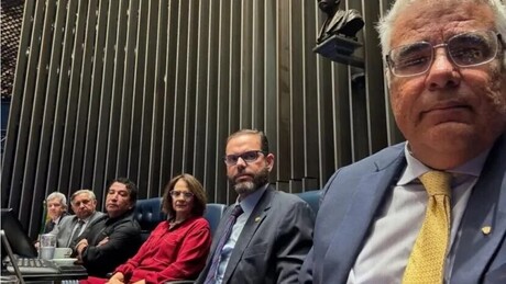 Bolsonaristas ocupam Mesa do Senado e prometem não sair