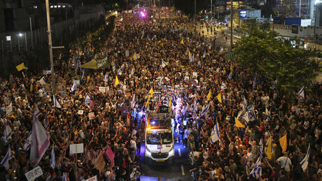 Milhares de pessoas tomam as ruas de Israel contra governo Netanyahu (VÍDEOS)