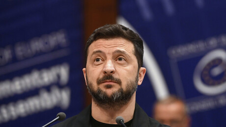 Zelensky está disposto a ceder territórios, mas segue exigindo adesão à OTAN - imprensa britânica