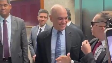 Moraes encontra influenciador que interpreta seu 'advogado' e brinca sobre defesa nos EUA