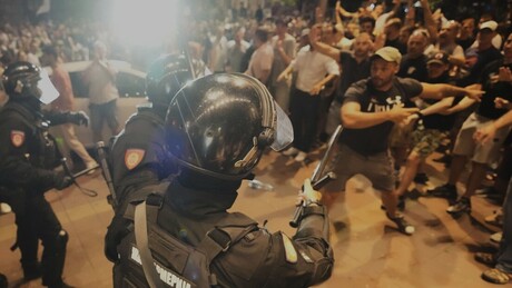 Vucic condena tumultos: 'A poderosa máquina ocidental quer quebrar a espinha dorsal da Sérvia'