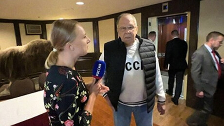 Moletom com inscrição 'URSS' usado por Lavrov em cúpula no Alasca esgota após alta procura