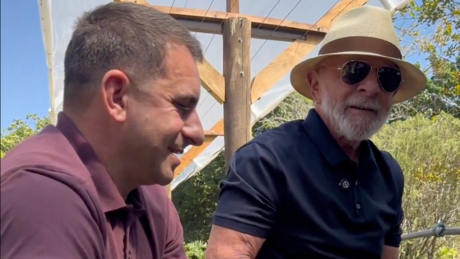 Lula planta uva no Alvorada e manda recado a Trump: 'Se taxar, vai pra merenda'