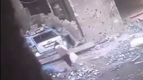 VÍDEO SENSÍVEL: momento em que Israel mata criança que carregava água em Gaza