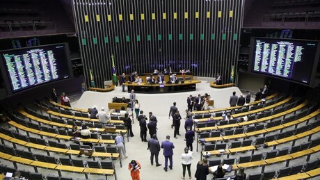 Câmara aprova regime de urgência do PL da Adultização em meio a protestos da oposição