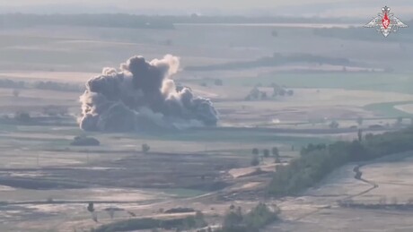 VÍDEO: Equipamento em chamas, inimigo derrotado: forças russas libertam cidade