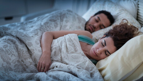 Conheça os benefícios de dormir com a pessoa amada