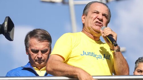 PF indicia Jair e Eduardo Bolsonaro por tentativa de obstrução e faz buscas contra Silas Malafaia