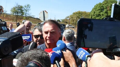 Advogado diz que pedido de asilo foi 'sugestão recebida' e que Bolsonaro recusou